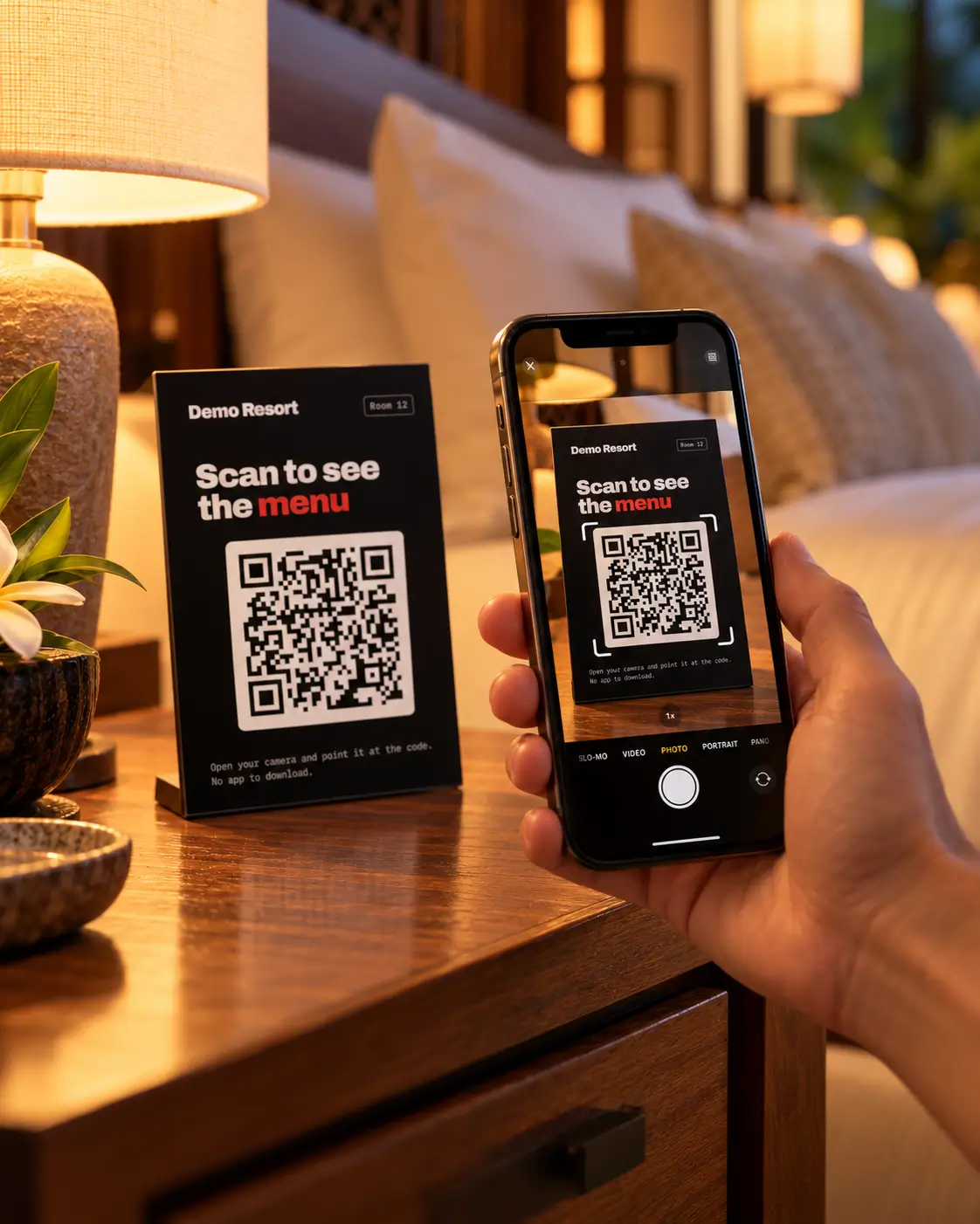 Ein Gast scannt mit dem Handy die QR-Tischkarte auf dem Nachttisch im Hotelzimmer